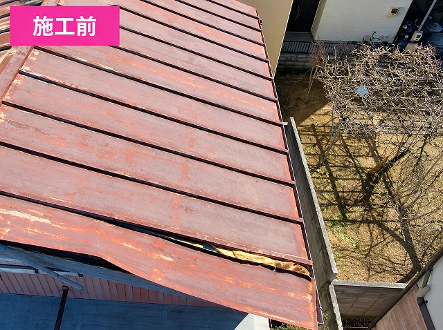 施工前の錆びた屋根点検 (1)