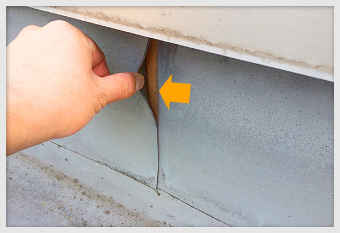 パラペットの継ぎ目が剥がれています